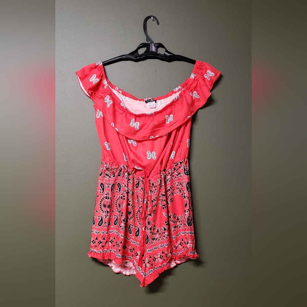 Red Off-The-Shoulder Bandana Print Romper Shorts One-Piece – Playful & Stylish